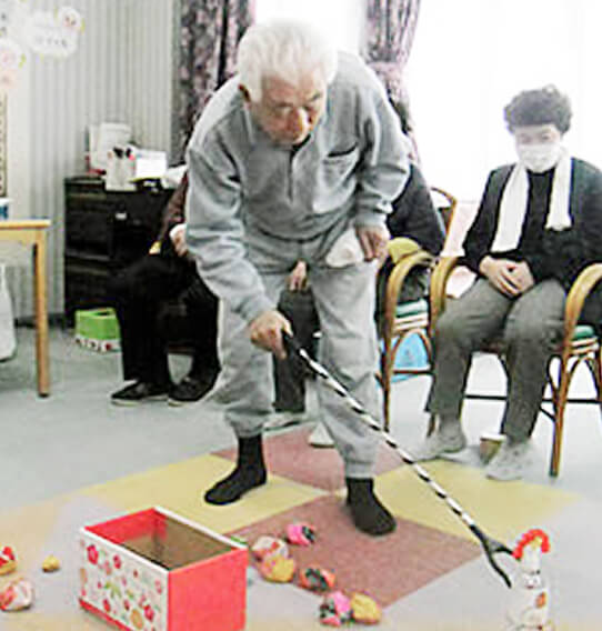 室内遊びをする高齢者